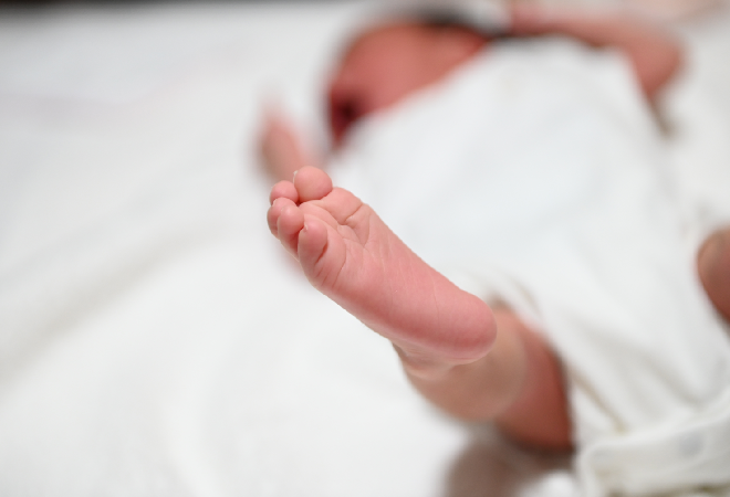 泣いている赤ん坊の写真。