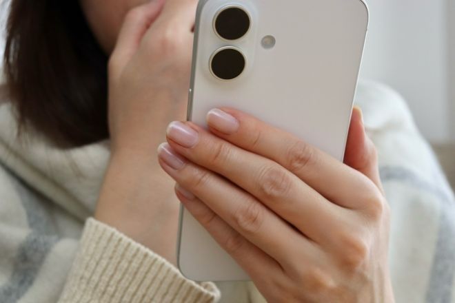 スマホを見て驚愕する女性。顔写真とともに「この人を探しています」と私の名が投稿されていた…|20代女性からの調査相談。