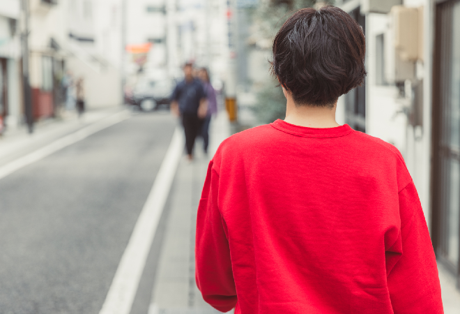 歩く男性の後ろ姿。