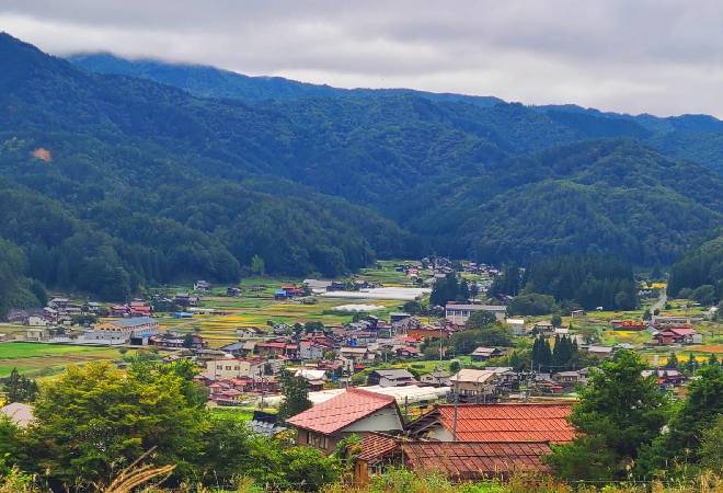 山間の村。