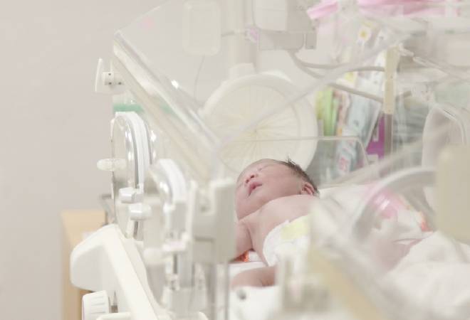 保育器に入った赤ちゃん。