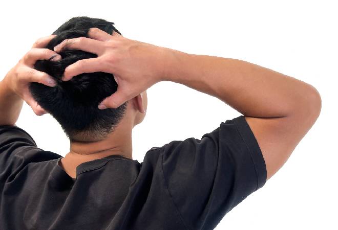 頭を抱えている男性。
