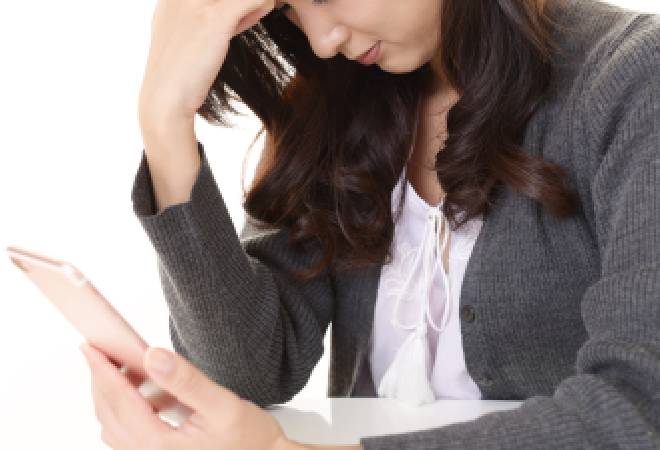 悩んでいる女性の横顔。